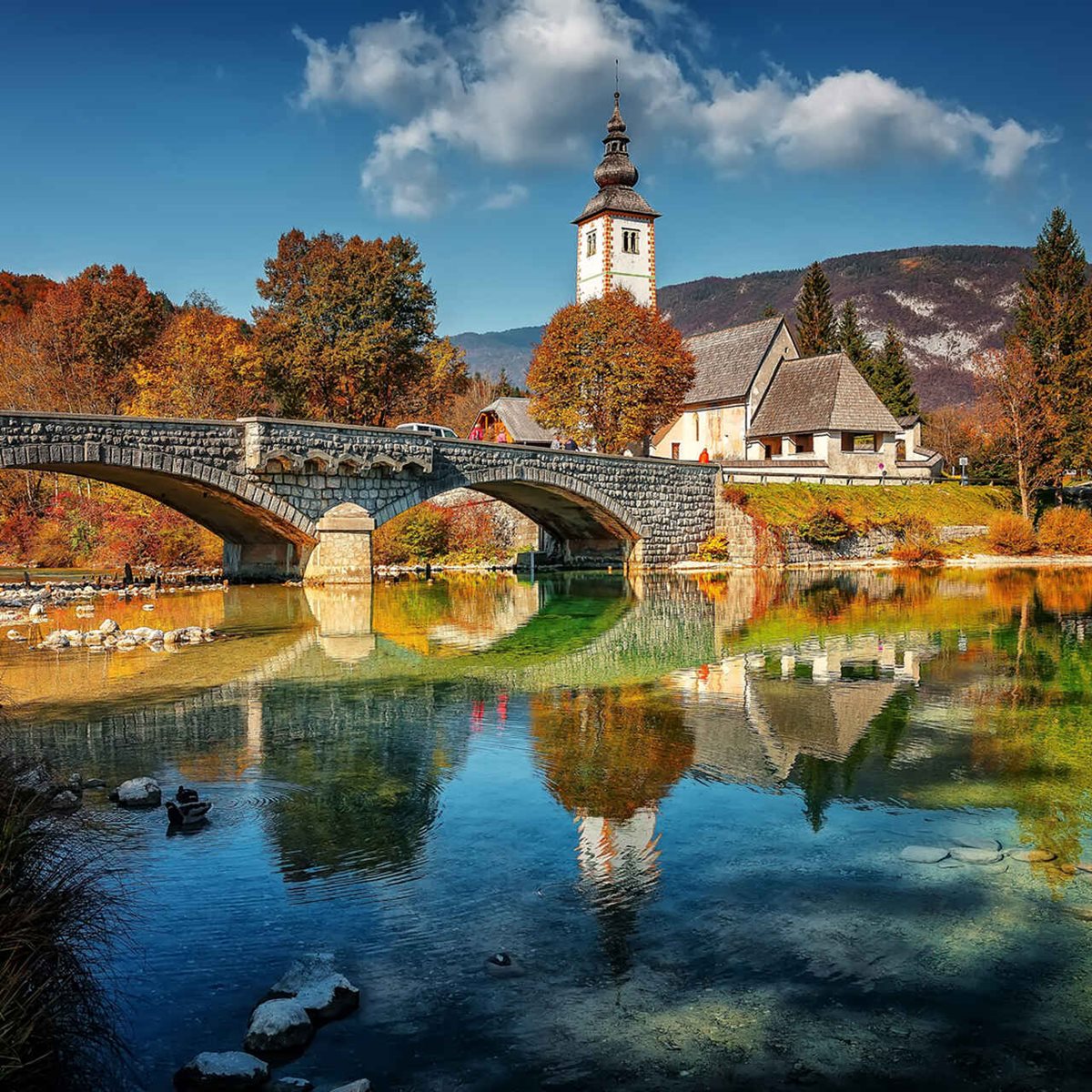 Most na jeziorze Bohinj, Słowenia